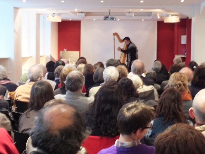 Publikum in der Er�ffnung Ausstellung Methamorphosis in Cervantes Institut.